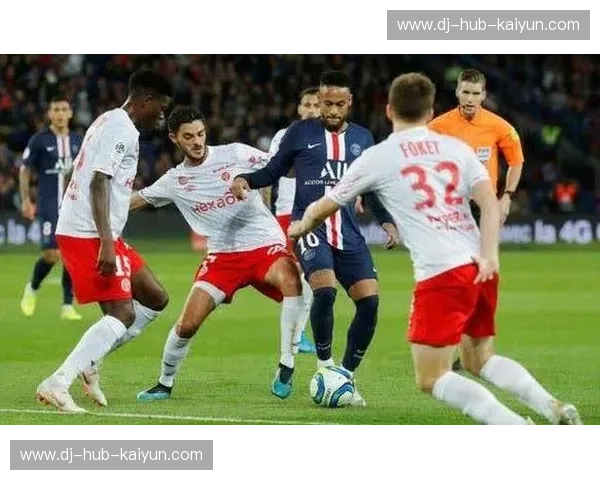 绿茵激战：当“南方鳄鱼”遇上“香槟之王”，尼姆与兰斯的足球史诗